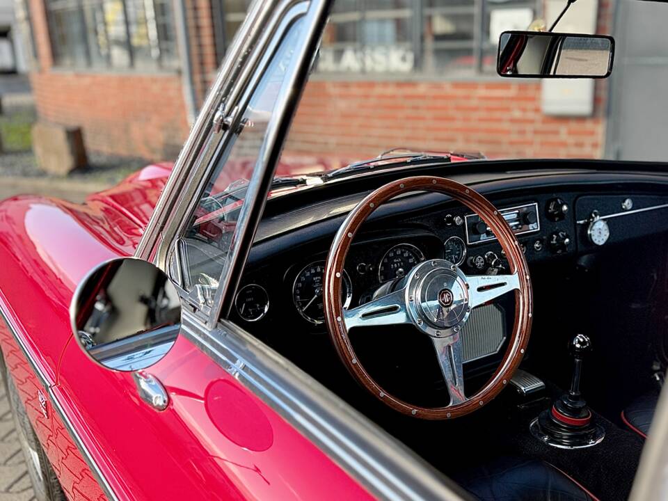 Bild 19/21 von MG MGC GT (1968)