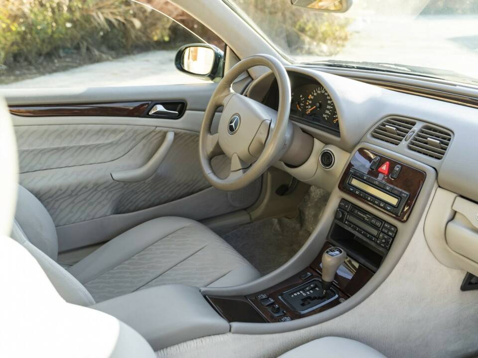 Image 32/50 of Mercedes-Benz CLK 200 (1997)
