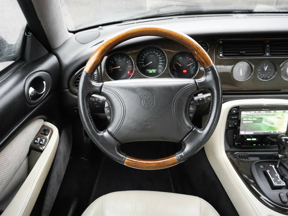 Immagine 23/38 di Jaguar XK8 4.0 (1996)