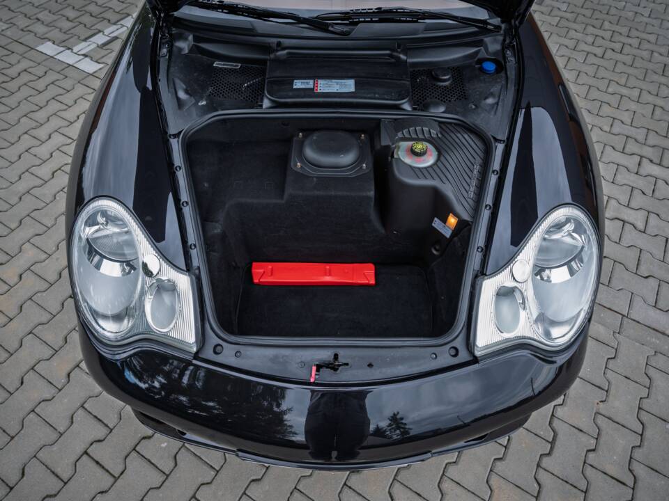 Image 16/63 of Porsche 911 Carrera 4S (2004)