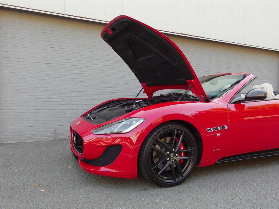 Image 75/99 of Maserati GranCabrio Sport (2015)