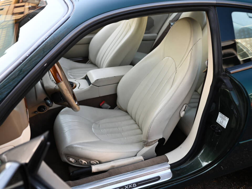 Image 17/23 of Jaguar XK8 4.0 (1998)