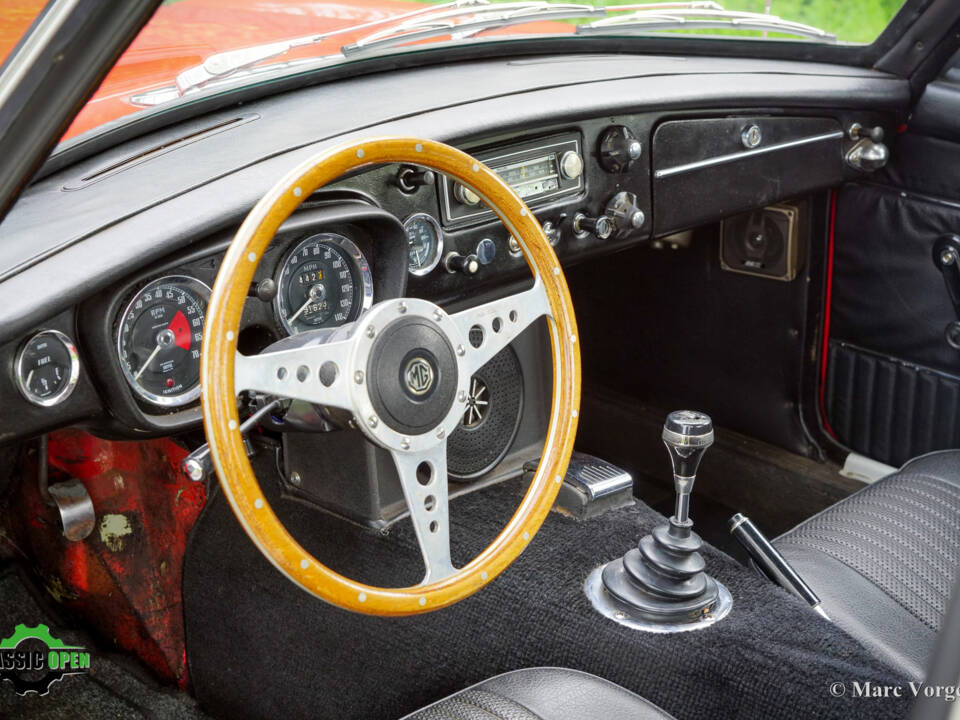 Image 7/46 de MG MGB GT V8 (1975)