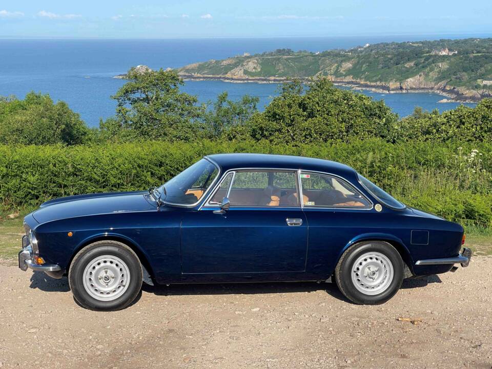 Imagen 2/12 de Alfa Romeo 1750 GT Veloce (1970)