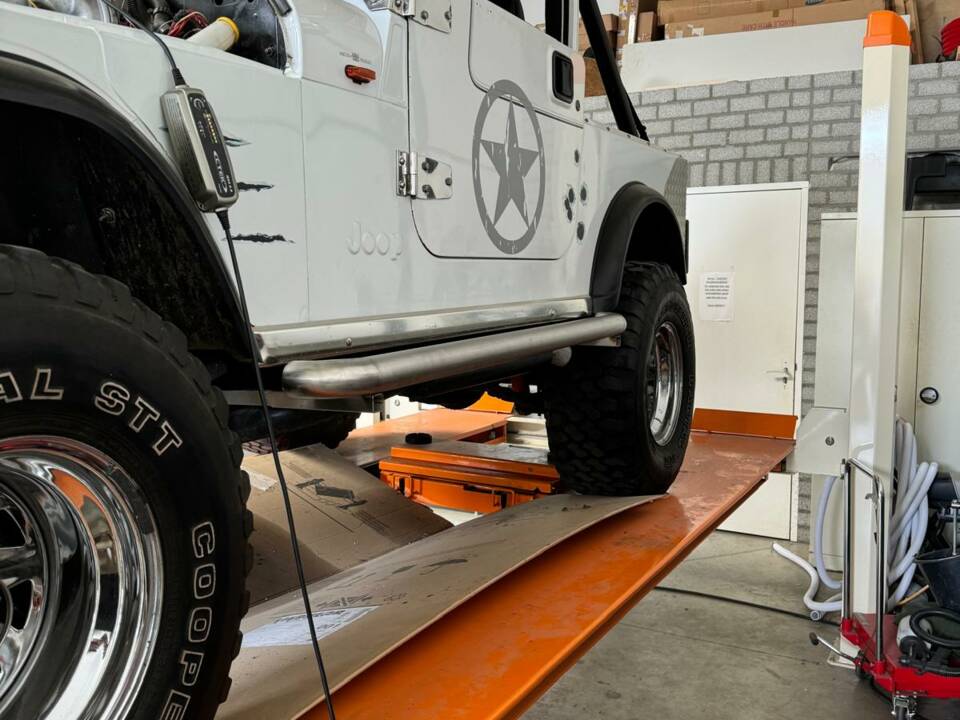 Image 2/9 of Jeep CJ-7 Renegade (1980)