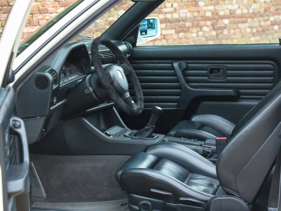 Image 33/50 of BMW M3 (1990)