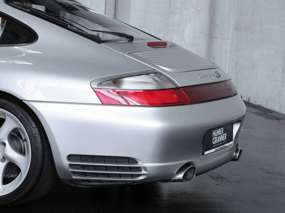 Image 17/50 of Porsche 911 Carrera 4S (2004)