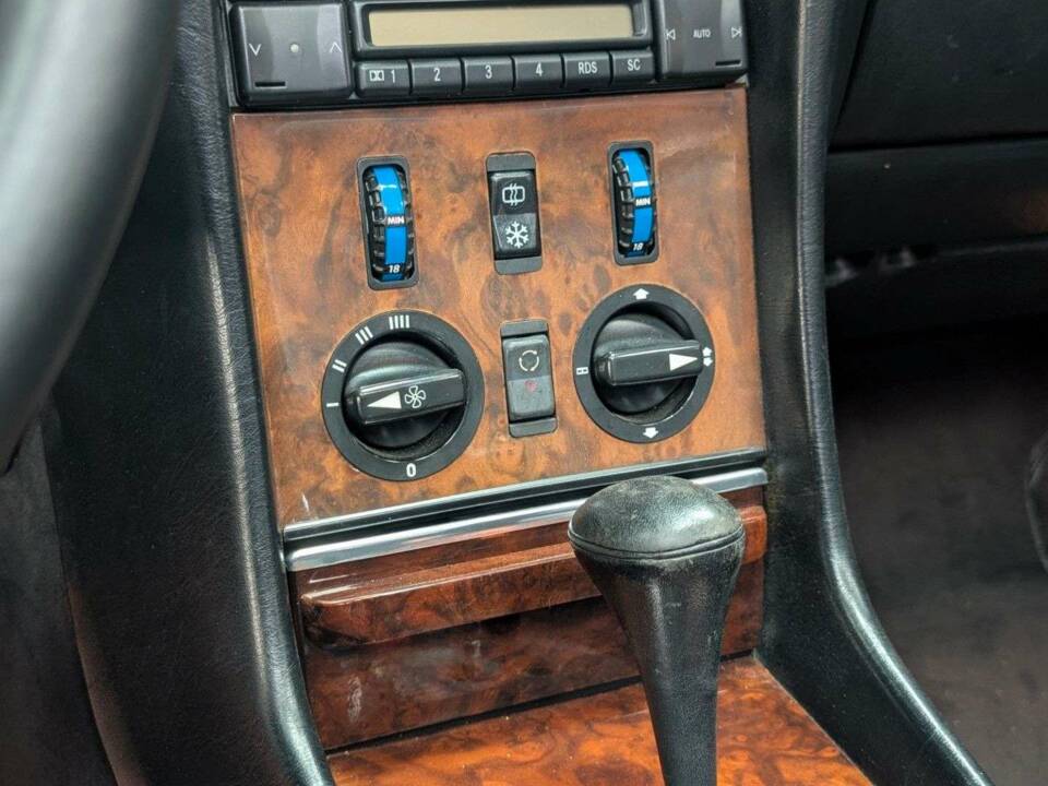 Image 23/50 of Mercedes-Benz 300 SL (1989)