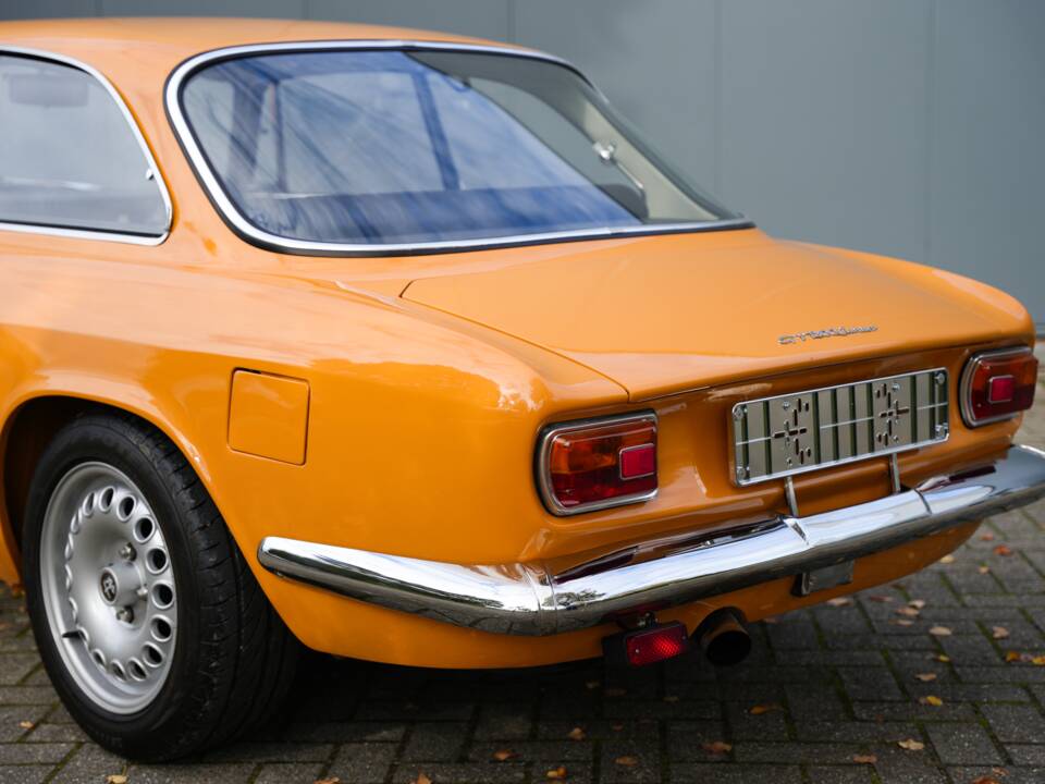 Image 34/38 of Alfa Romeo Giulia GT 1300 Junior (1968)