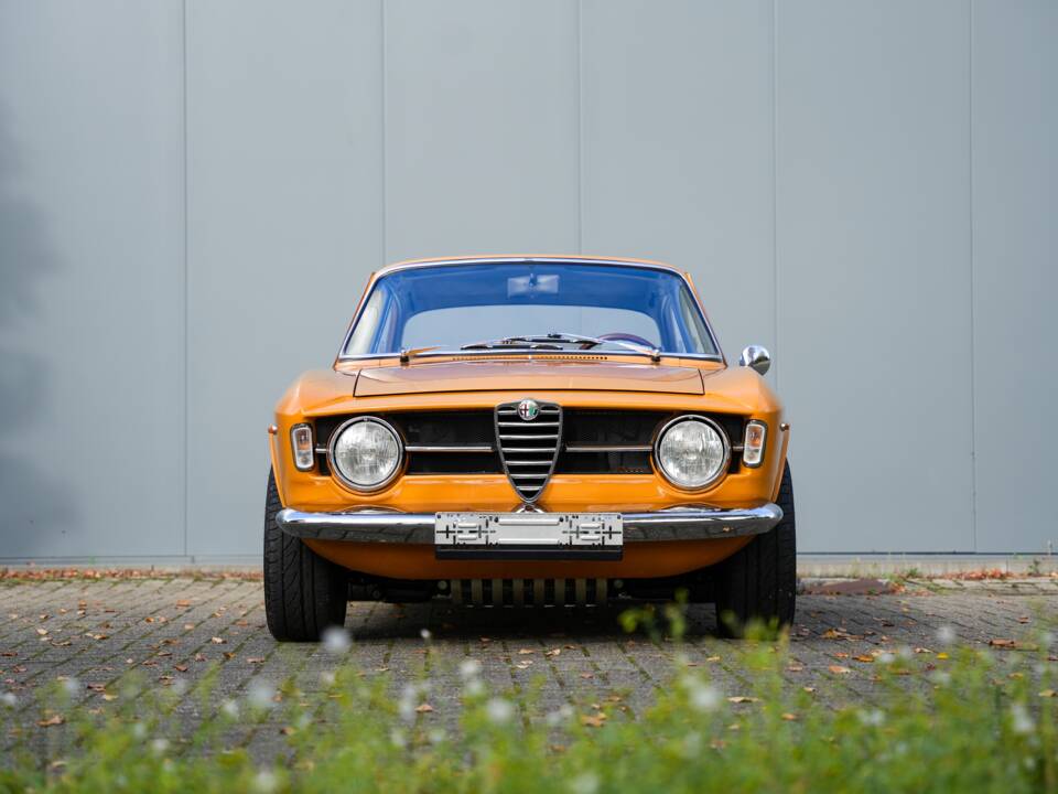 Image 6/38 of Alfa Romeo Giulia GT 1300 Junior (1968)