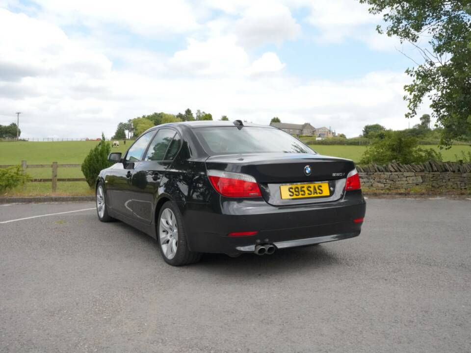 Bild 25/48 von BMW 550i (2006)