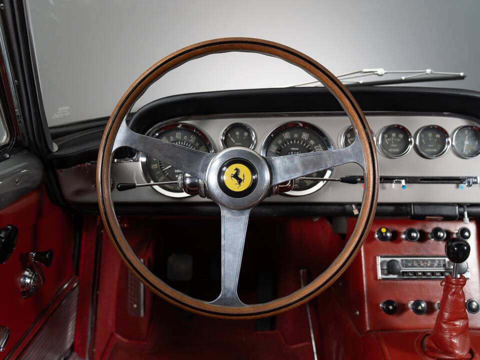 Image 22/29 of Ferrari 250 GTE (1961)