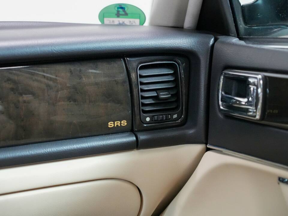 Image 24/50 of Jaguar XJR 4.0 (1995)