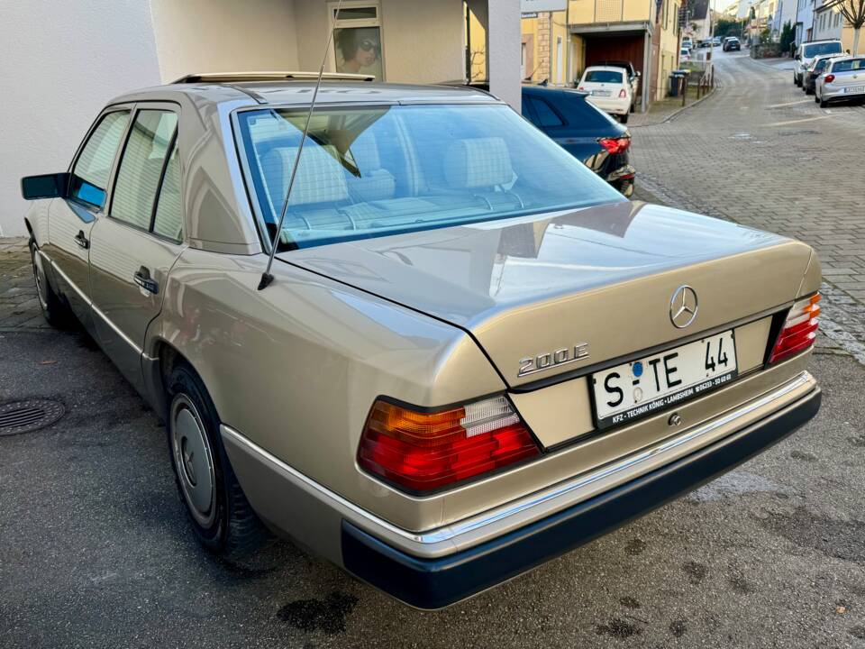 Afbeelding 8/14 van Mercedes-Benz 200 E (1989)