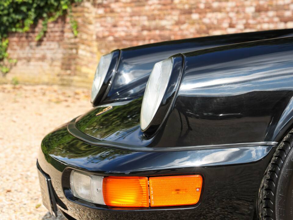 Image 31/50 de Porsche 911 Carrera 2 (1991)