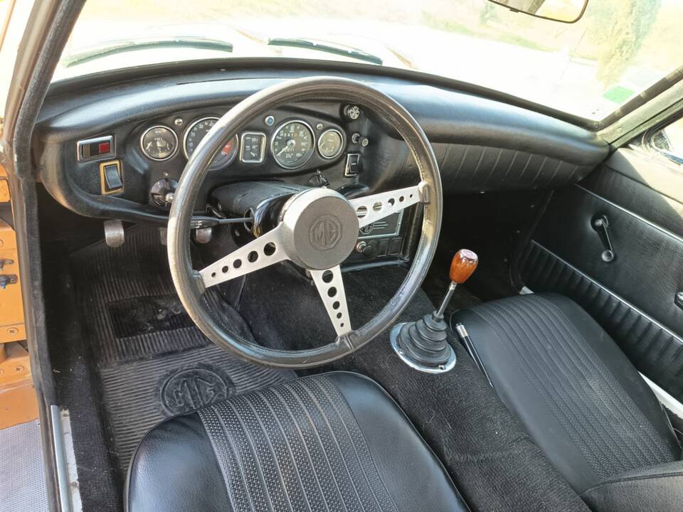 Image 2/8 of MG MGB GT (1971)