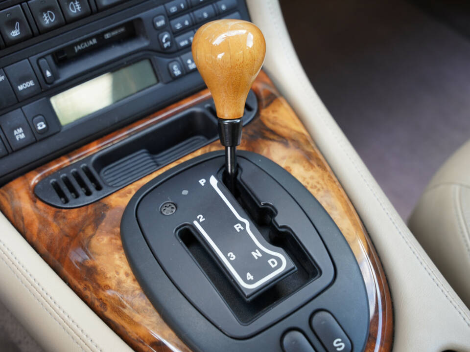 Image 47/50 of Jaguar XKR (2001)