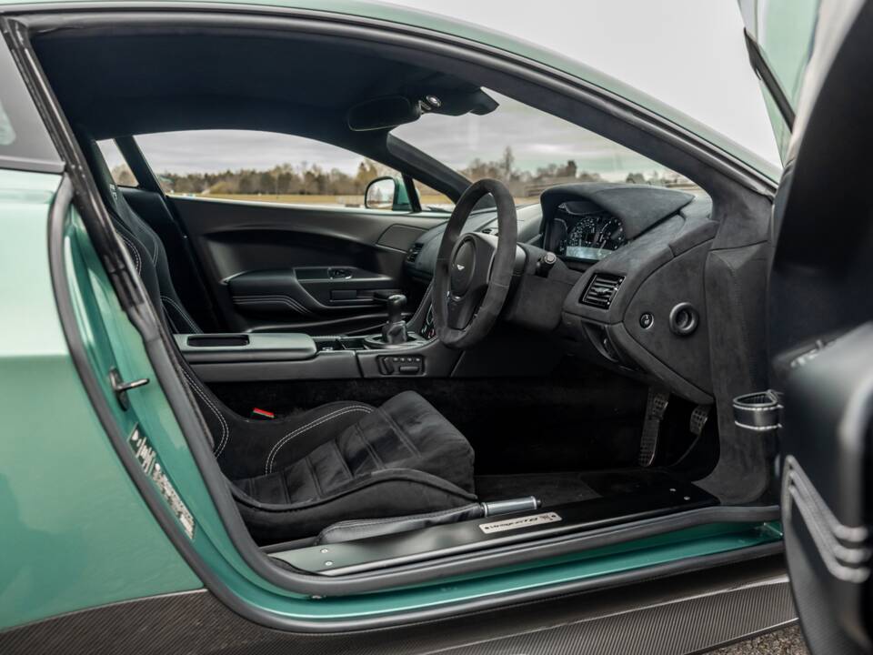 Image 33/65 de Aston Martin Vantage GT8 (2017)