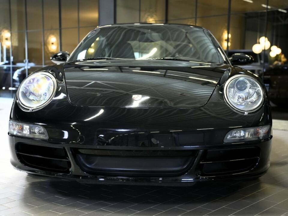 Image 6/15 of Porsche 911 Carrera S (2004)