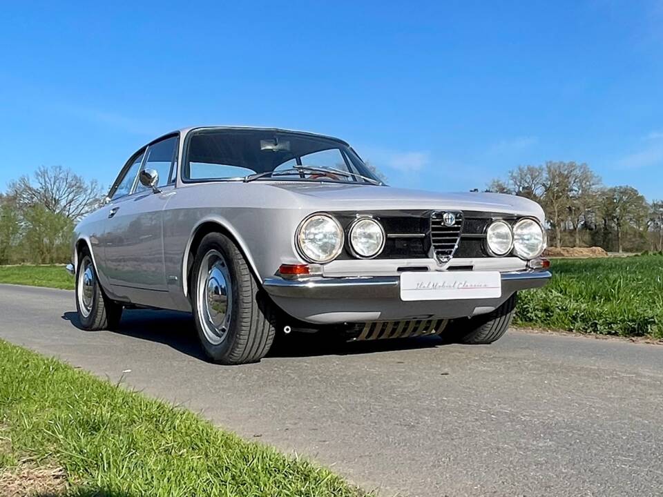 Image 2/47 de Alfa Romeo 1750 GT Veloce (1968)