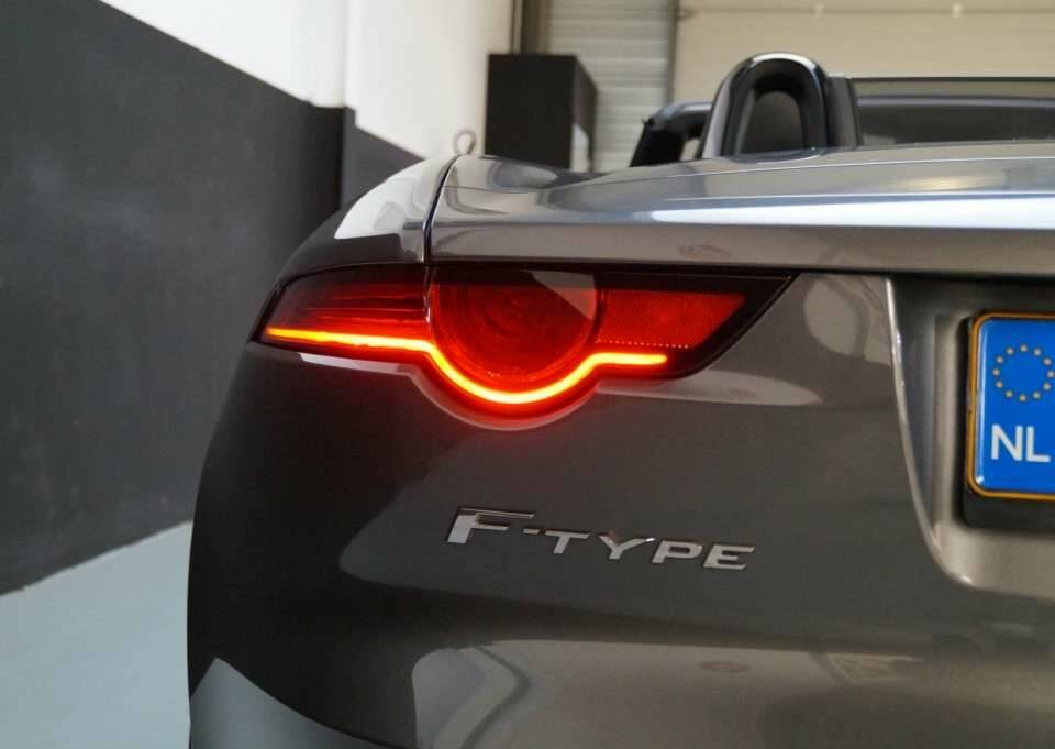 Image 40/50 of Jaguar F-Type (2019)