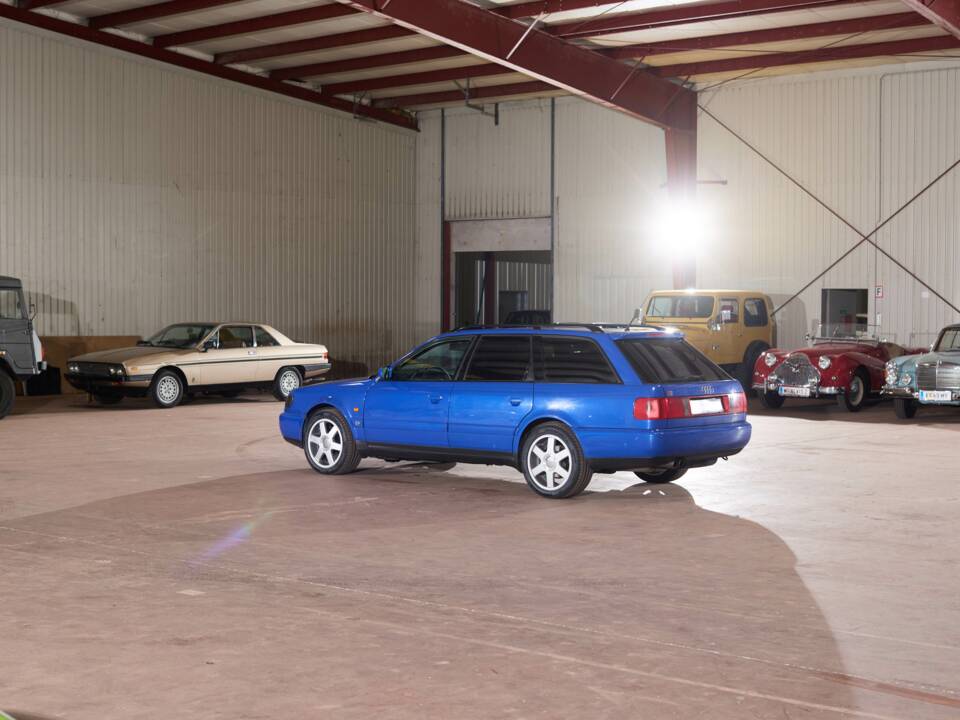 Image 16/113 of Audi S6 Plus Avant (1996)