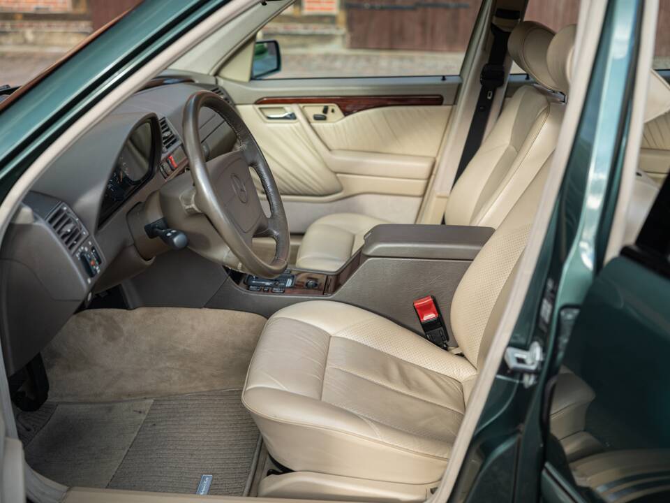 Bild 23/74 von Mercedes-Benz C 280 (1993)