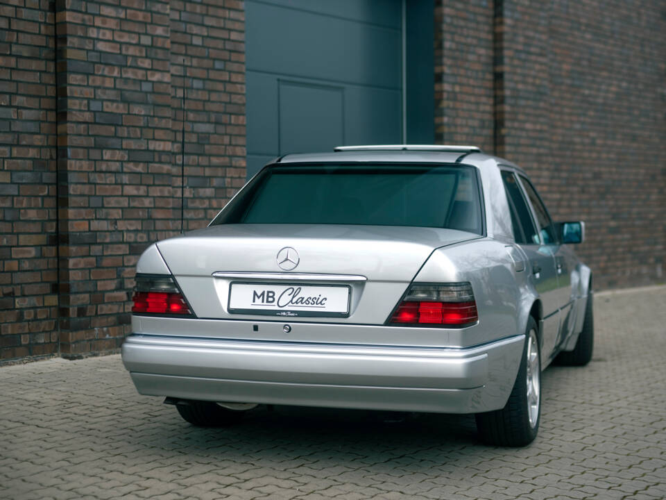 Imagen 4/20 de Mercedes-Benz E 60 AMG (1993)
