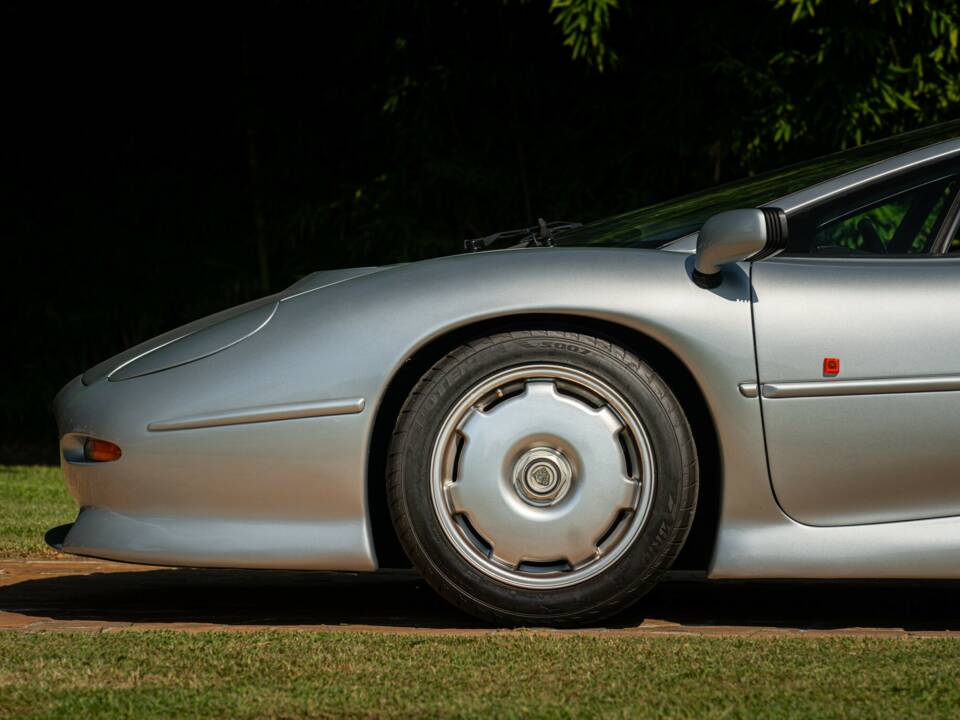 Image 21/50 of Jaguar XJ 220 (1993)