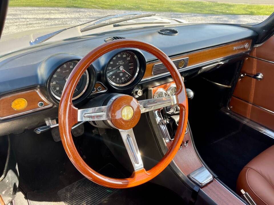 Image 14/47 de Alfa Romeo 1750 GT Veloce (1968)
