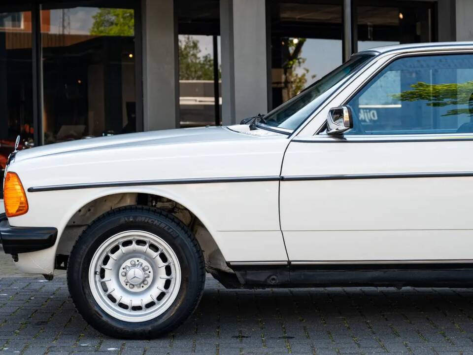 Image 15/62 of Mercedes-Benz 280 CE (1982)