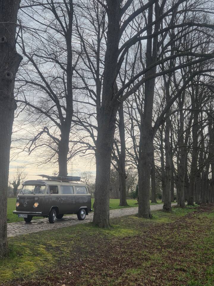 Bild 11/13 von Volkswagen T2b Deluxe (1979)