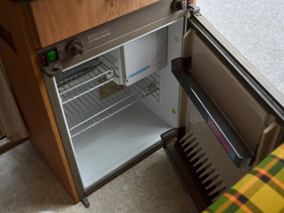 Image 8/18 of Volkswagen T2b panel van (1978)