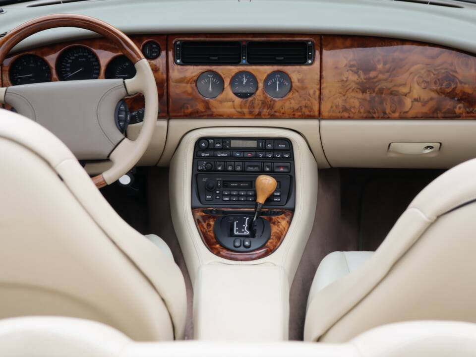 Image 12/50 de Jaguar XK8 4.0 (1997)