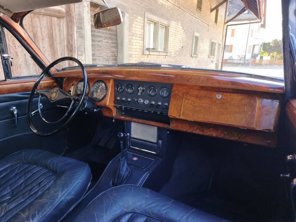 Image 12/27 of Jaguar Mk II 2.4 (1967)