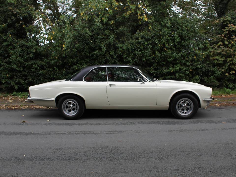 Image 7/14 de Daimler Sovereign 4.2 (1977)