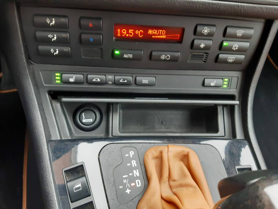 Image 8/8 of BMW 325Ci (2004)