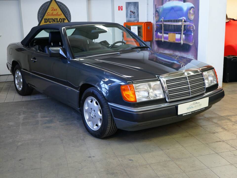 Image 2/22 de Mercedes-Benz 300 CE-24 (1993)