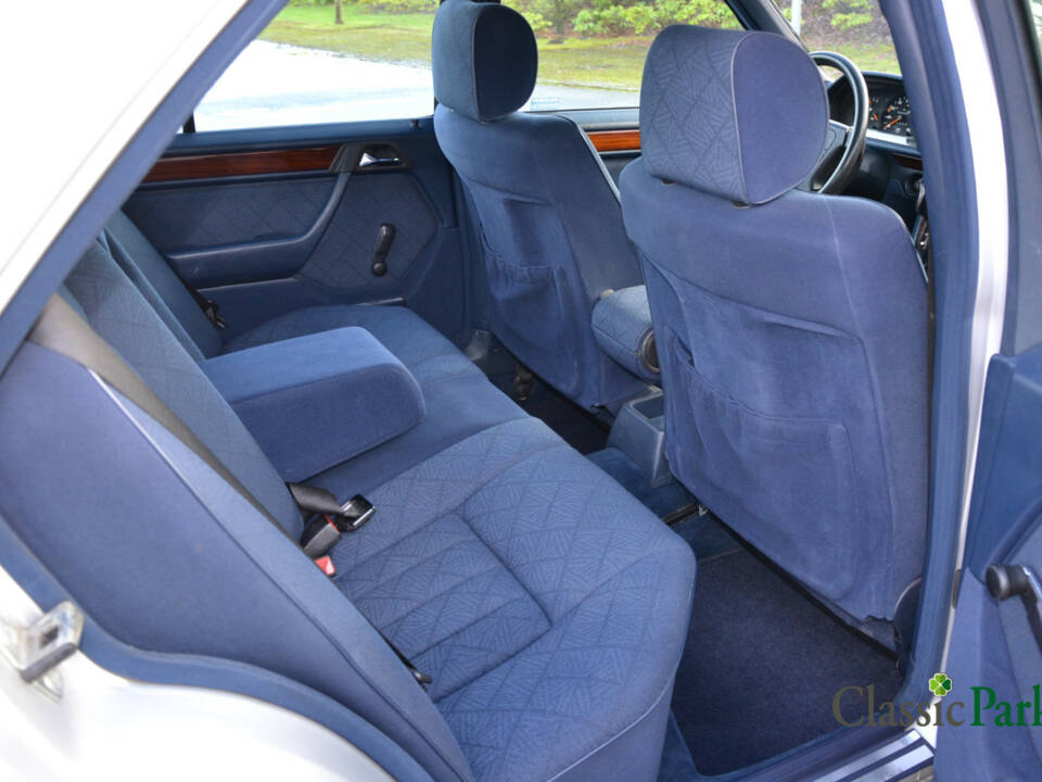 Image 25/39 of Mercedes-Benz 200 D (1993)