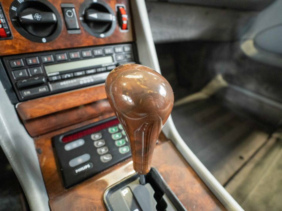 Image 15/27 of Mercedes-Benz 500 SEC (1988)