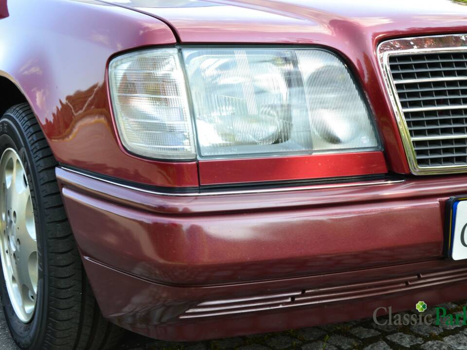 Bild 50/50 von Mercedes-Benz E 200 (1994)