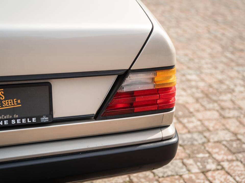 Afbeelding 15/63 van Mercedes-Benz 230 CE (1988)