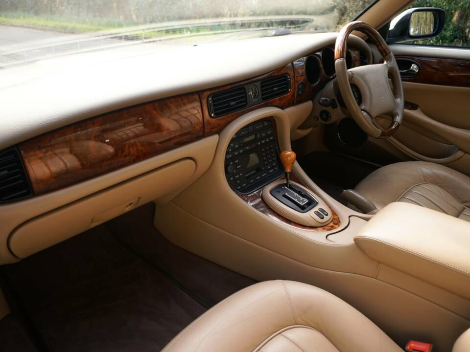Image 11/19 of Jaguar XJ 8 Sovereign (1999)