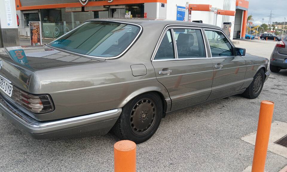 Image 7/8 of Mercedes-Benz 560 SEL (1988)