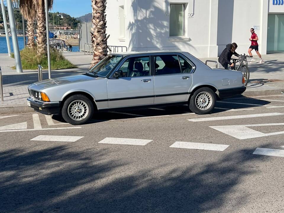 Image 5/36 of BMW 745i (1985)