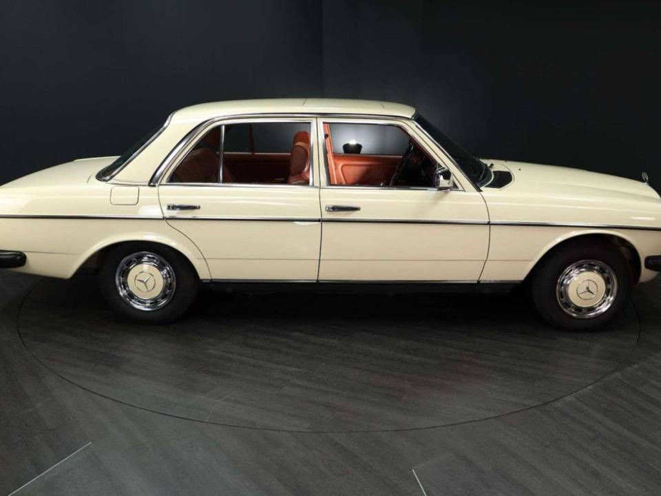 Image 7/30 of Mercedes-Benz 200 (1982)