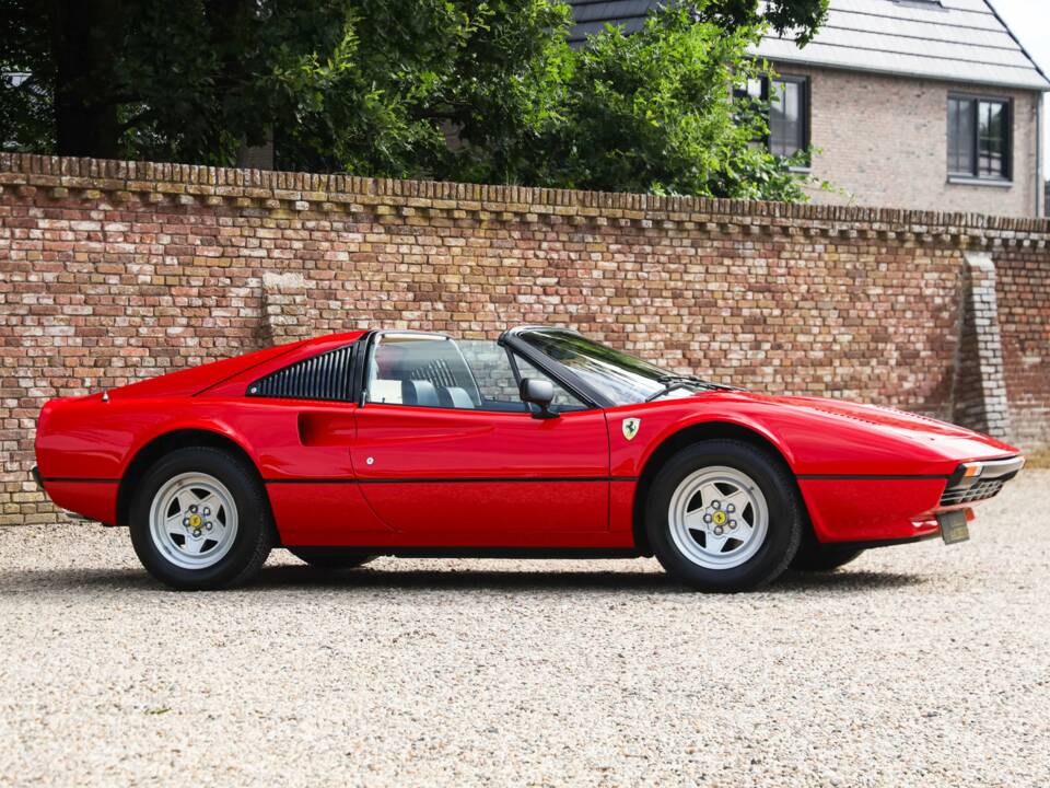 Image 27/50 de Ferrari 308 GTSi (1981)