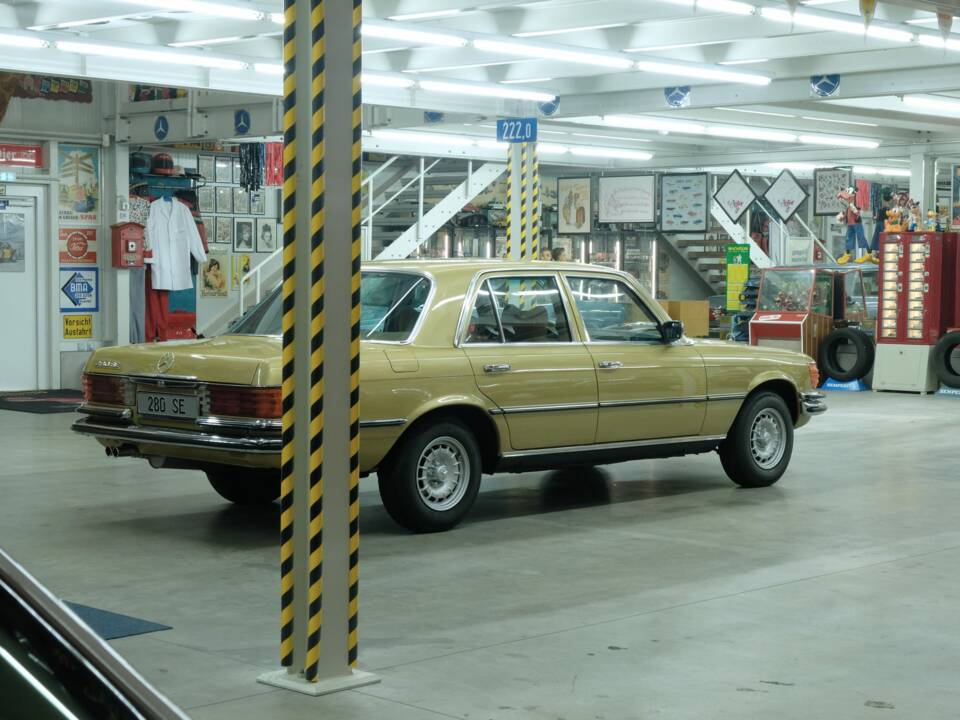 Image 12/50 de Mercedes-Benz 280 SE (1975)