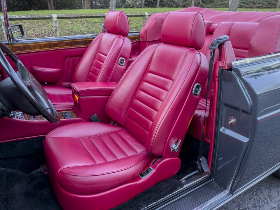 Image 18/22 of Rolls-Royce Corniche IV (1995)