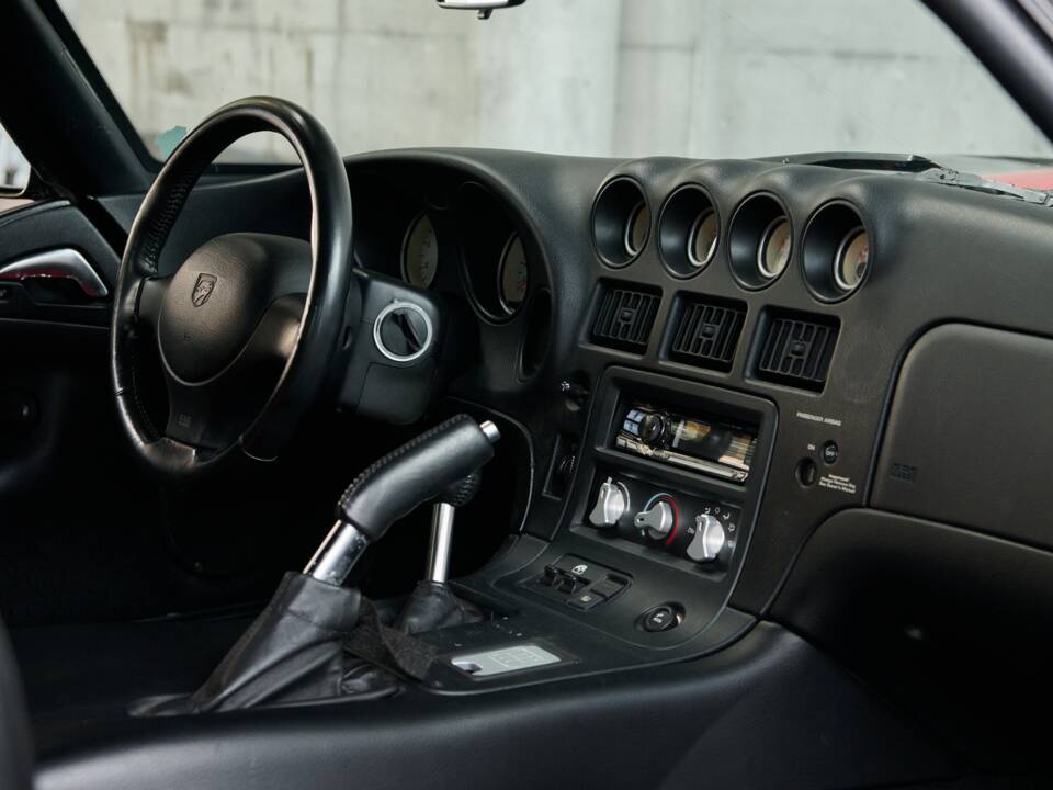 Image 48/50 of Dodge Viper GTS (2005)
